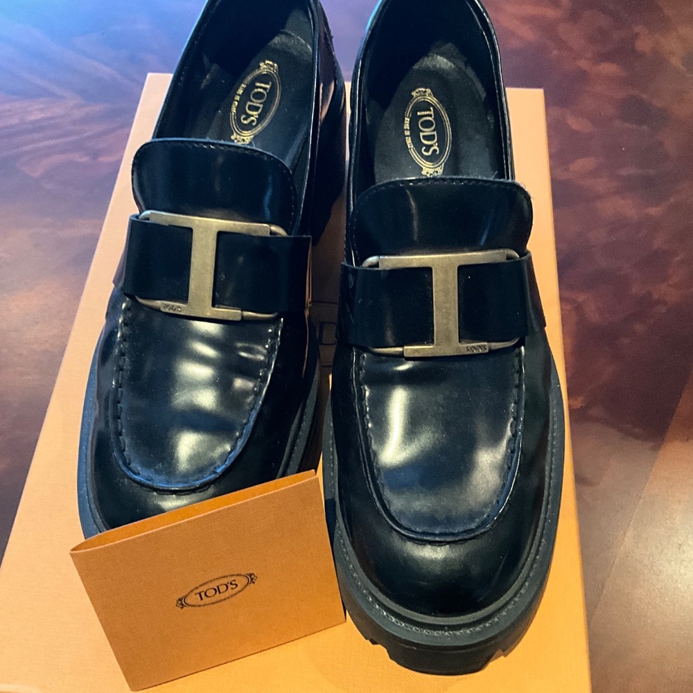 TOD’S Black Leather Lugg Sole Loafer in Size 9 with Gold Buckle - Picture 2 of 7